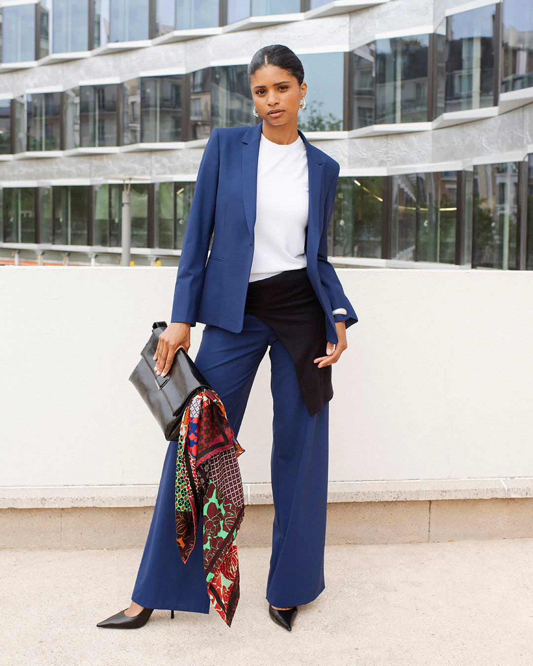 ensemble-tailleur-bleu-electrique-femme-chic-veste-ceinturee-pantalon-large
