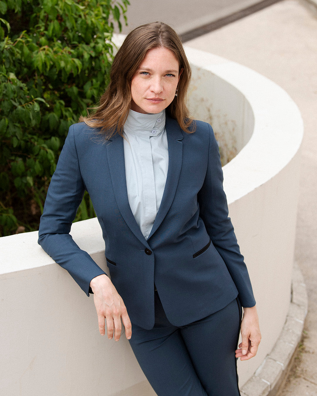 ensemble-tailleur-femme-bleu-gris-chic-pantalon-cigarette-veste-cintree-travail