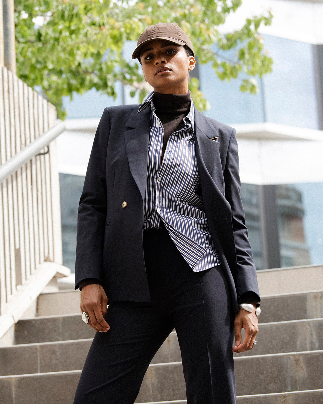 ensemble-tailleur-femme-bleu-marine-chic-pantalon-droit-veste-cintree-travail