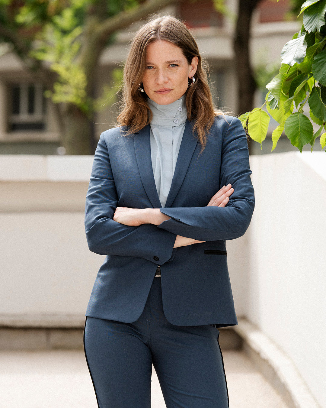 ensemble-tailleur-femme-bleu-gris-chic-pantalon-cigarette-veste-cintree-travail
