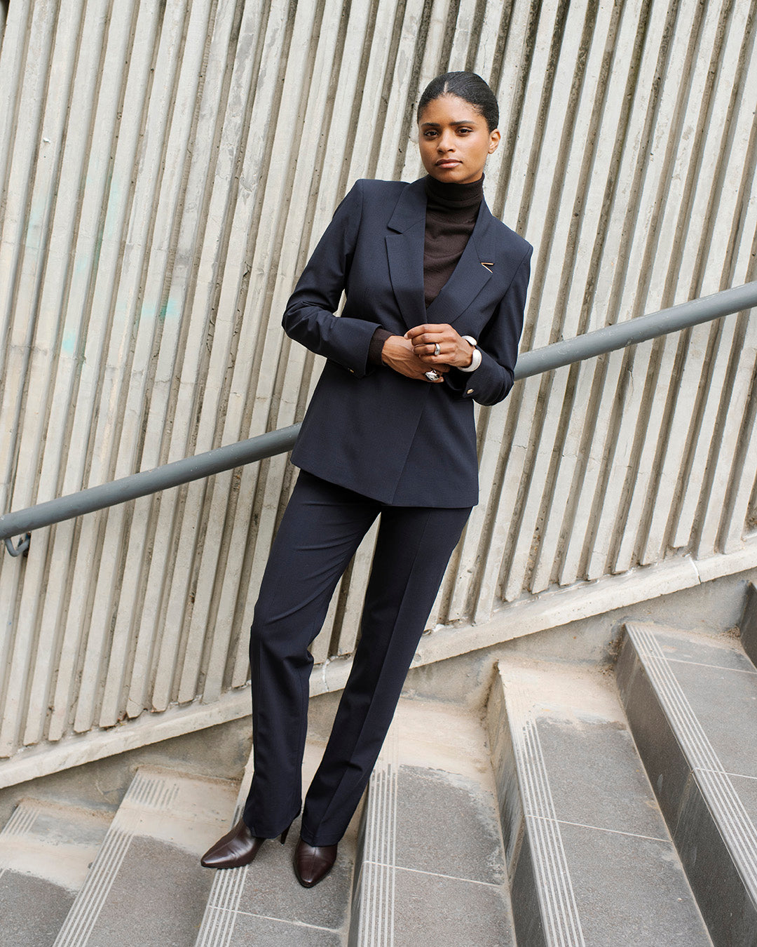 ensemble-tailleur-femme-bleu-marine-chic-pantalon-droit-veste-cintree-travail