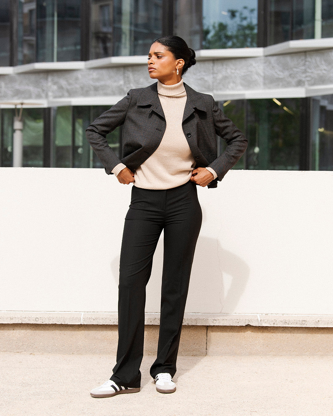 ensemble-tailleur-femme-gris-chine-pantalon-noir-droit-veste-blouson-travail