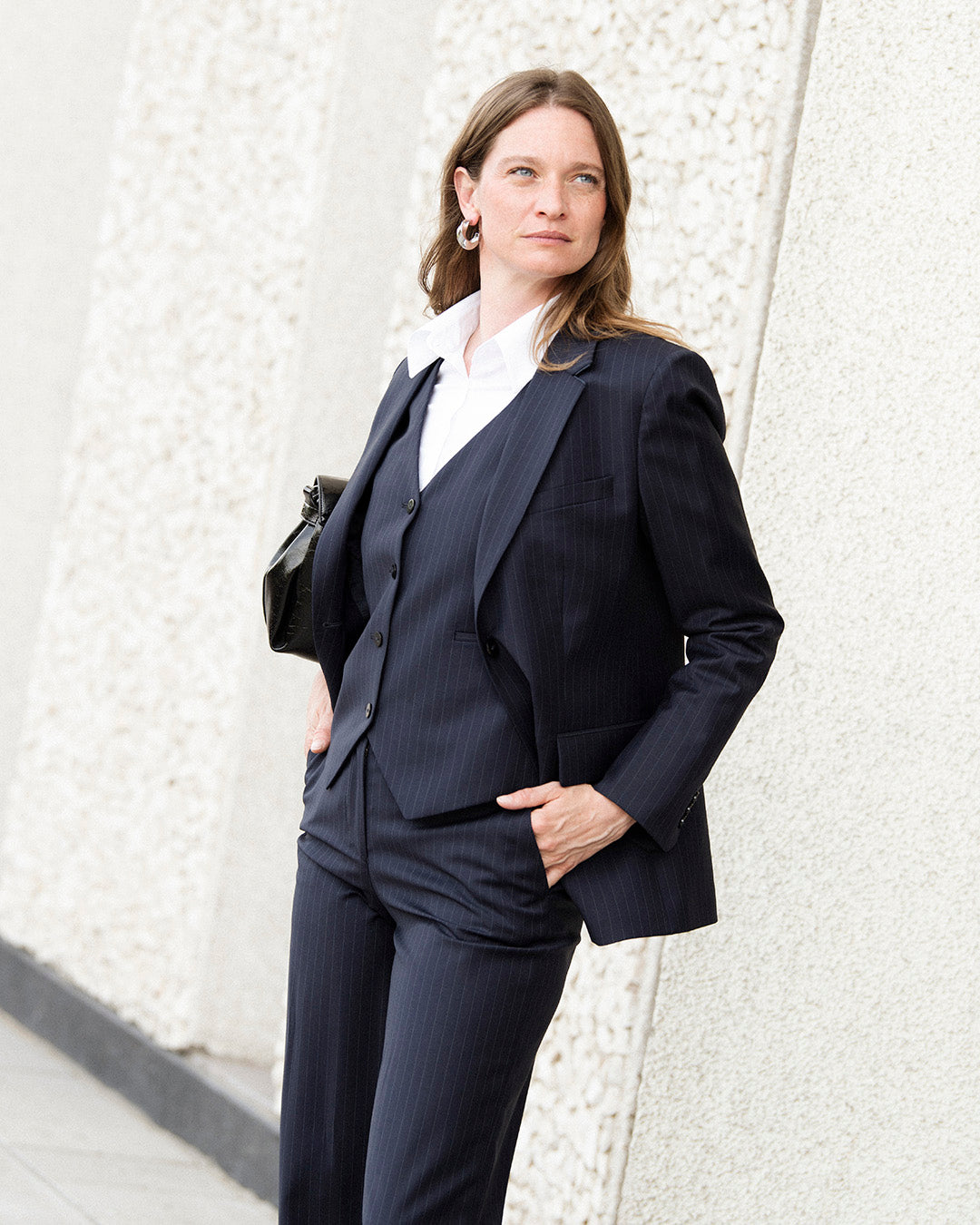 ensemble-costume-trois-pieces-femme-elegant-rayures-tennis-bleu-look-professionnel
