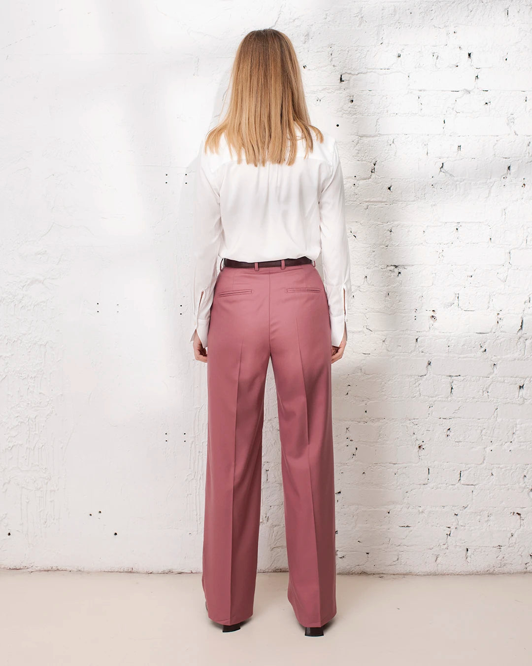 Tailleur femme rose pour mariage avec veste croisée ceinturée gilet sans manches et pantalon droit