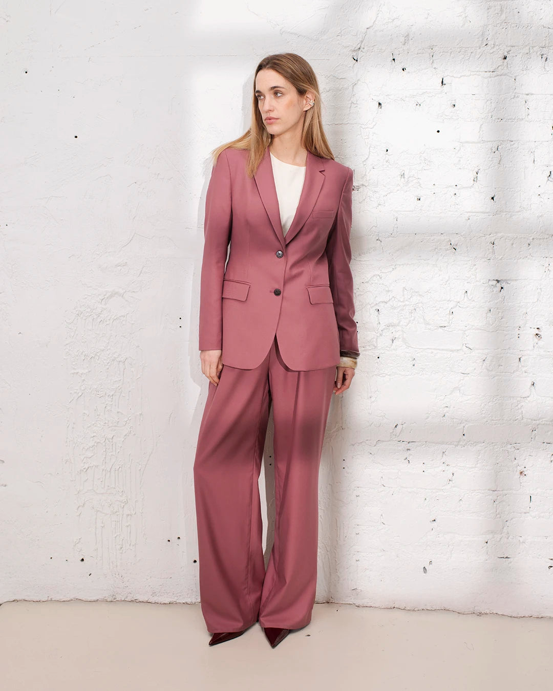 Tailleur rose femme avec pantalon palazzo et veste structurée pour une tenue gala élégante