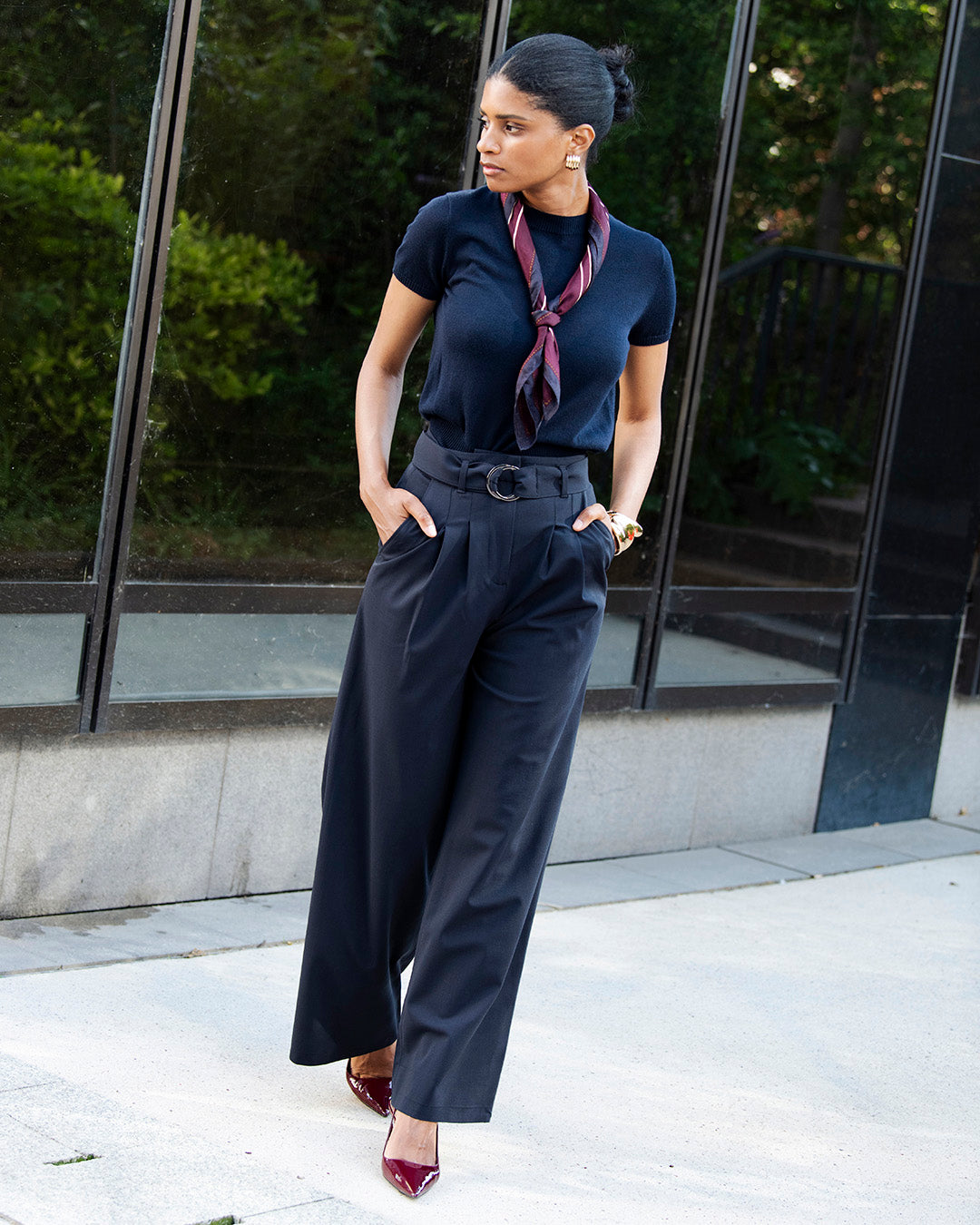 tenue-bureau-femme-bleu-marine-pantalon-palazzo-tshirt