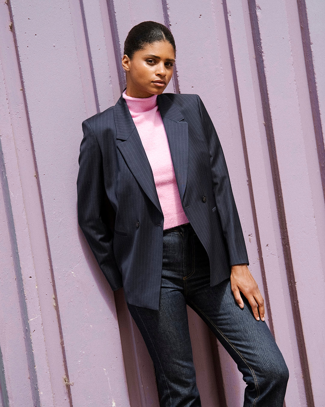 look-femme-chic-veste-croisee-bleu-marine-rayures-tennis-jean-flare-brut