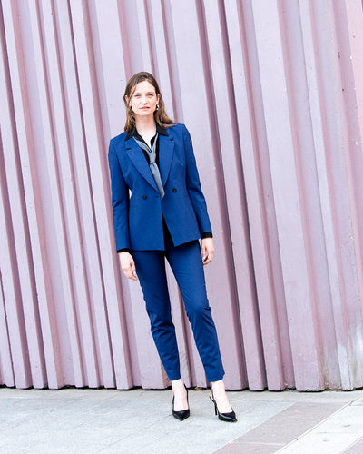 ensemble-tailleur-bleu-electrique-femme-chic-veste-ceinturee-pantalon-large