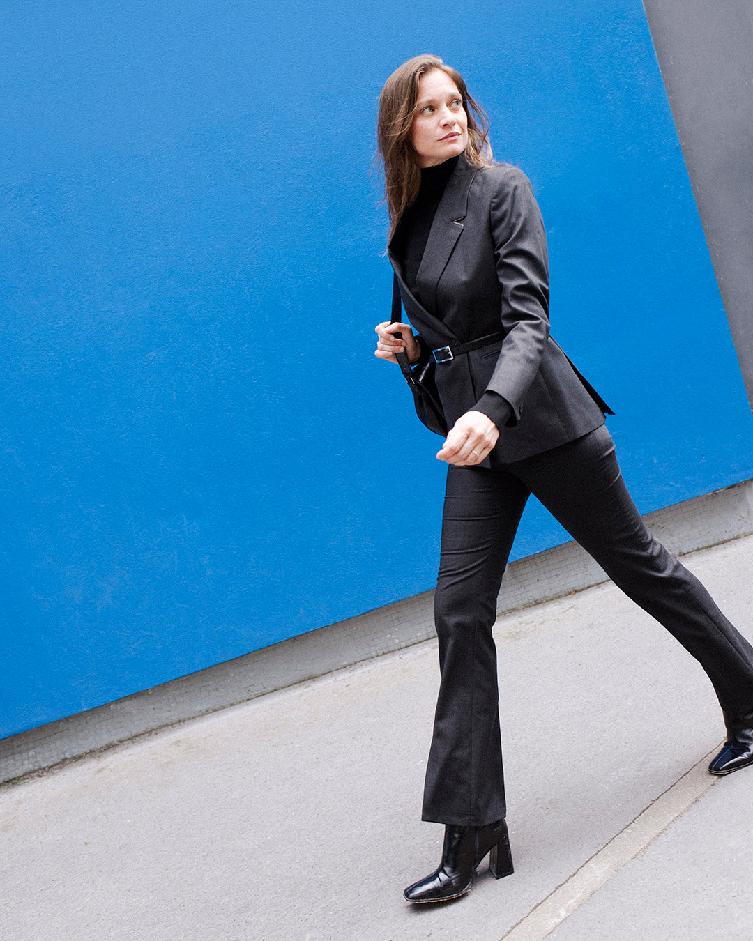 tailleur-femme-gris-veste-ceinturee-pantalon-flare-tenue-elegante-10