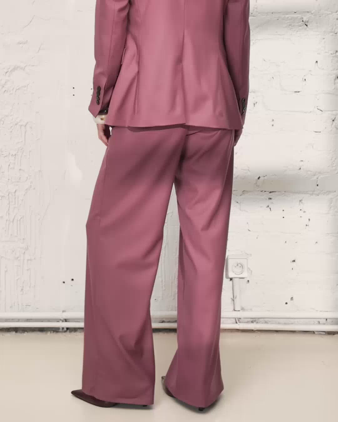 pantalon de tailleur pour femme evasé rose tenue cérémonie, invitée mariage élégante