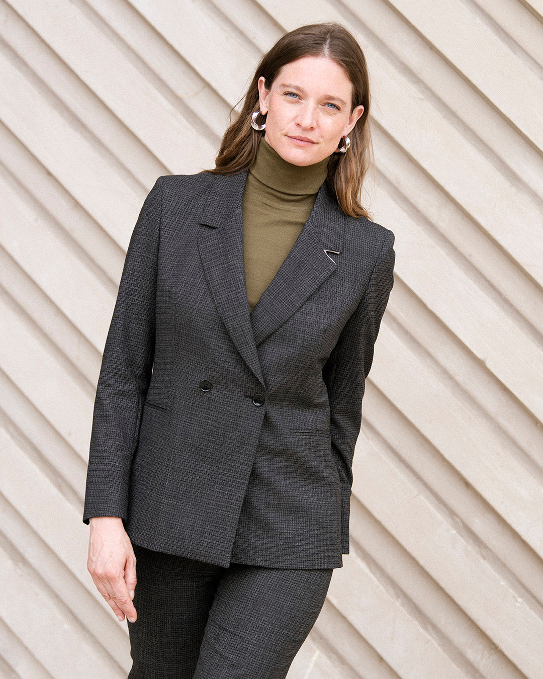 ensemble-tailleur-femme-noir-chine-chic-pantalon-droit-veste-cintree-travail