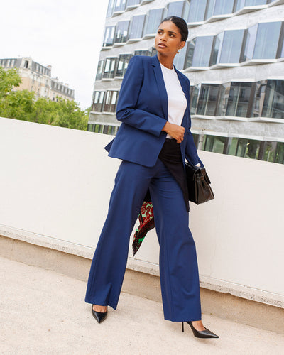 ensemble-tailleur-bleu-electrique-femme-chic-veste-ceinturee-pantalon-large