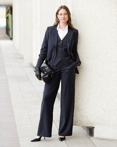 ensemble-costume-trois-pieces-femme-elegant-rayures-tennis-bleu-look-professionnel