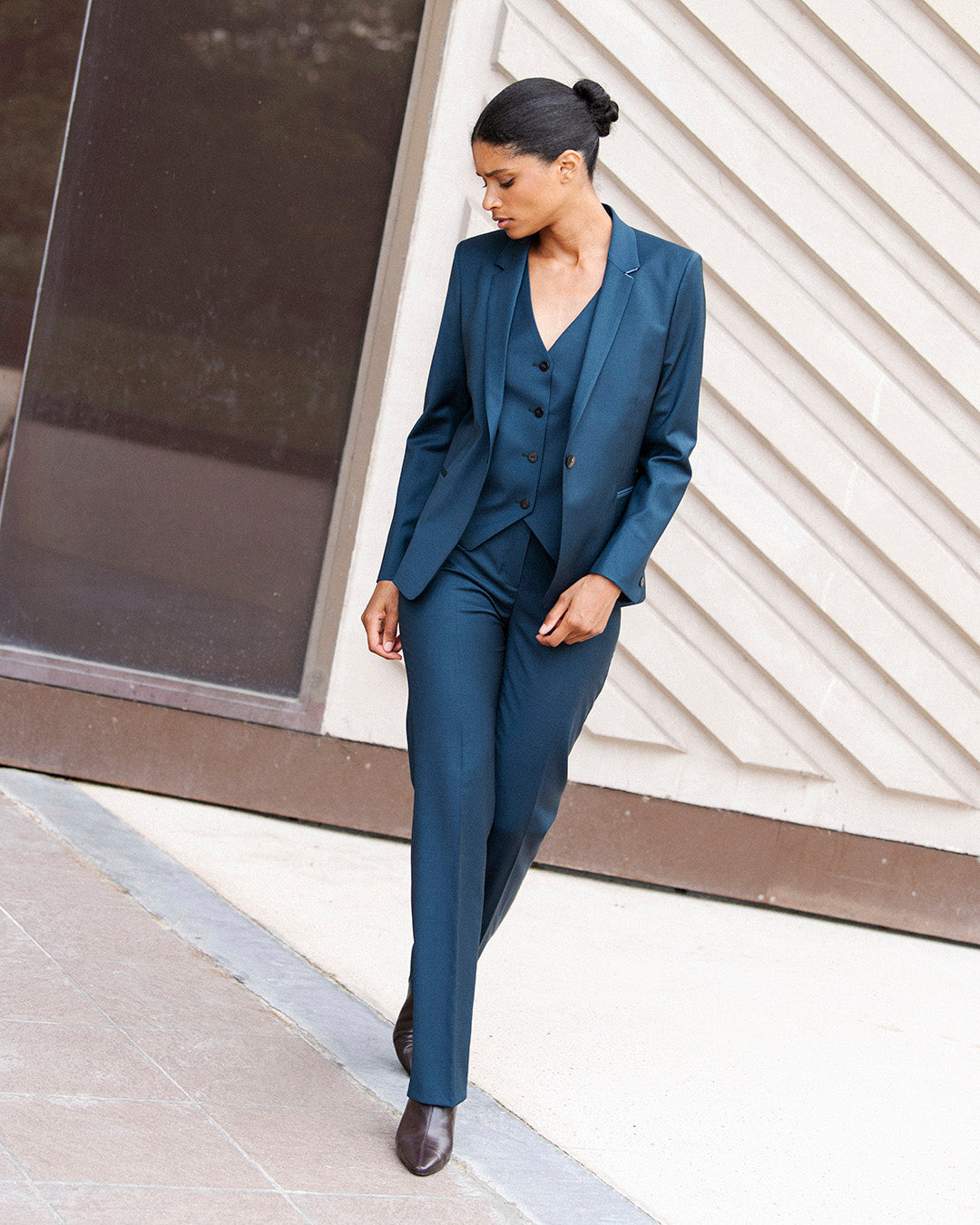 ensemble-tailleur-bleu-canard-femme-chic-veste-blazer-cintree-pantalon-droit