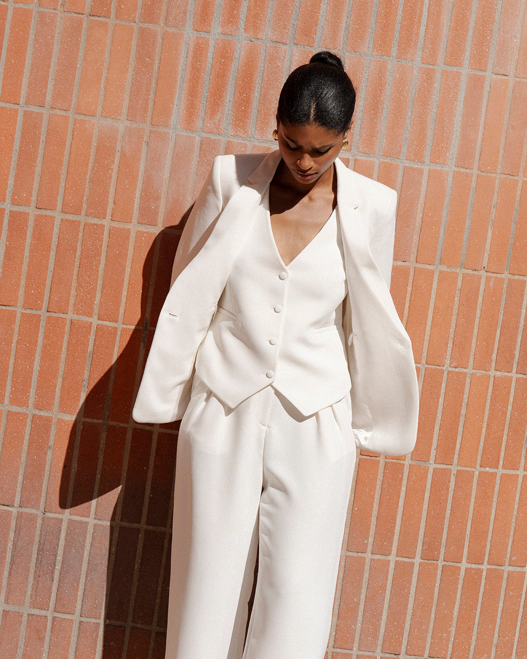 ensemble-costume-femme-blanc-elegant-blazer-gilet-pantalon-palazzo-look-chic