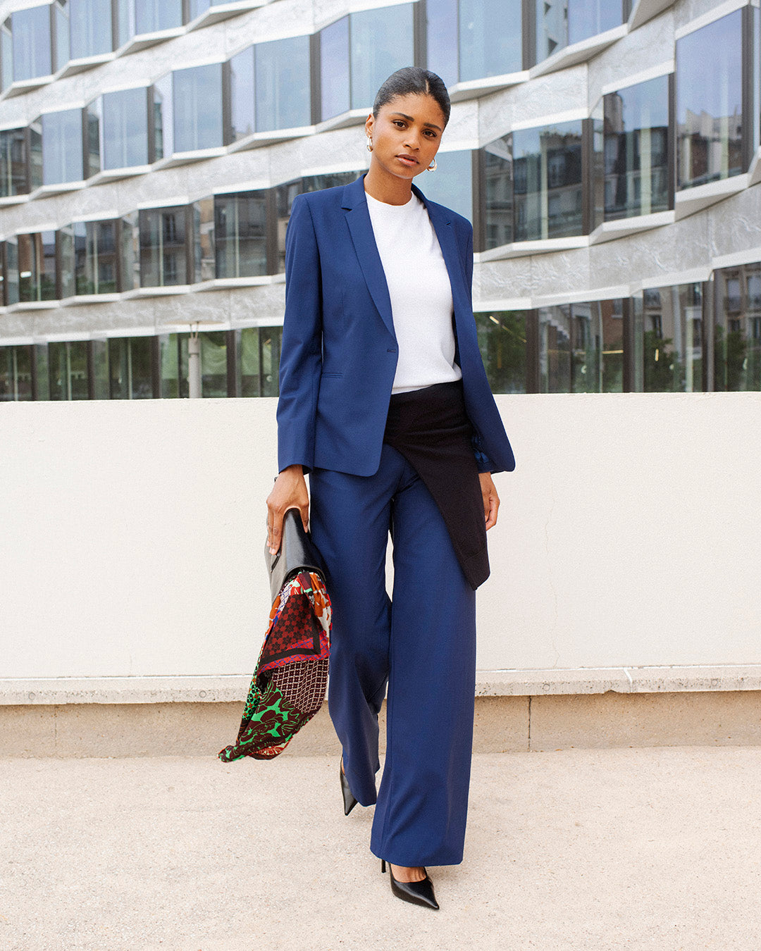 ensemble-tailleur-bleu-electrique-femme-chic-veste-ceinturee-pantalon-large