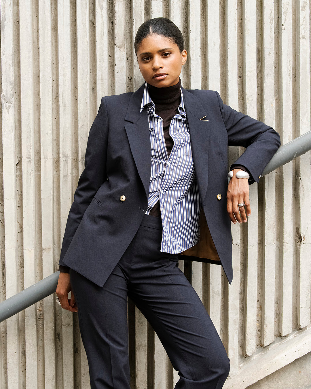 ensemble-tailleur-femme-bleu-marine-chic-pantalon-droit-veste-cintree-travail