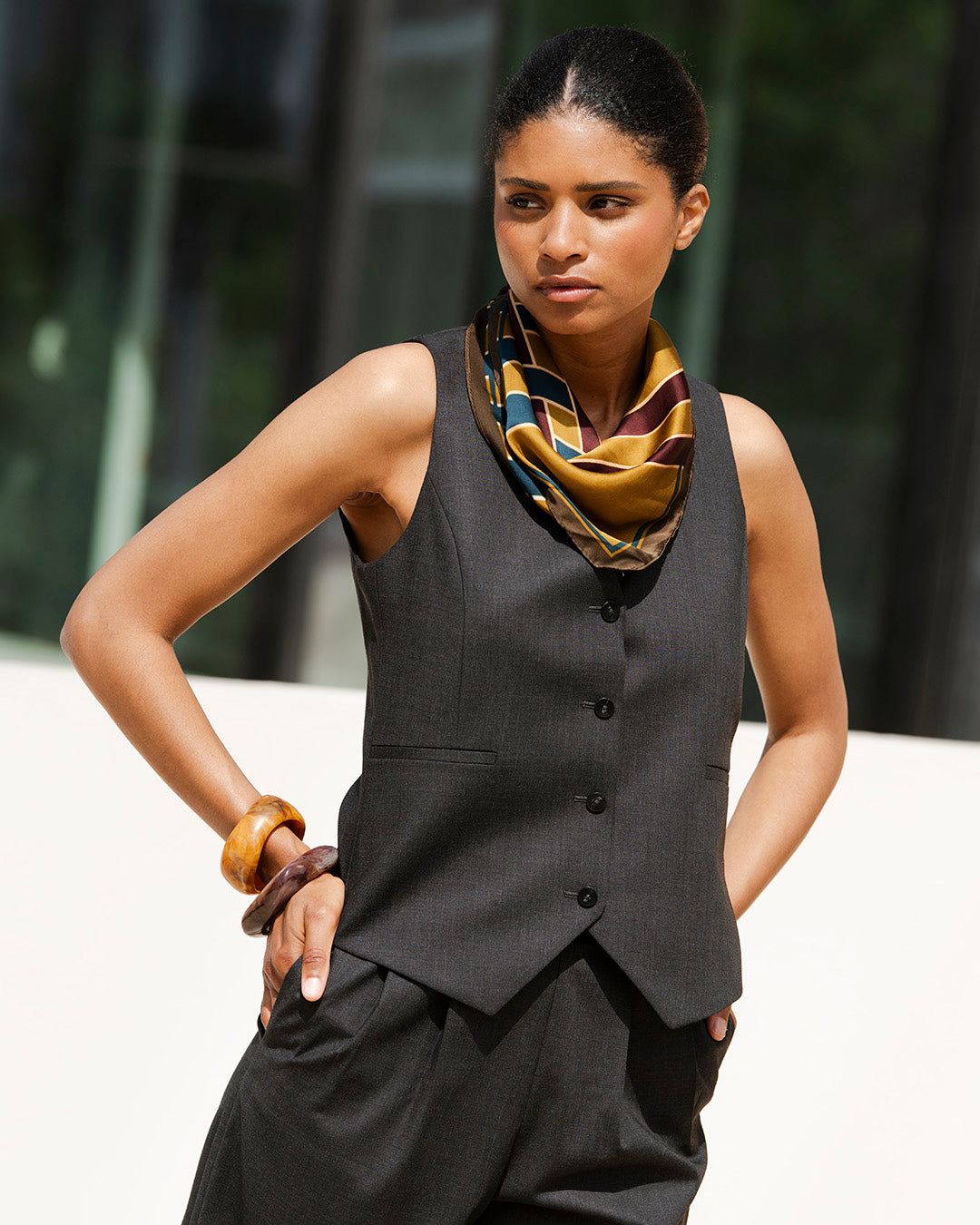 ensemble-costume-femme-gris-elegant-blazer-pantalon-large-look-professionnel-9
