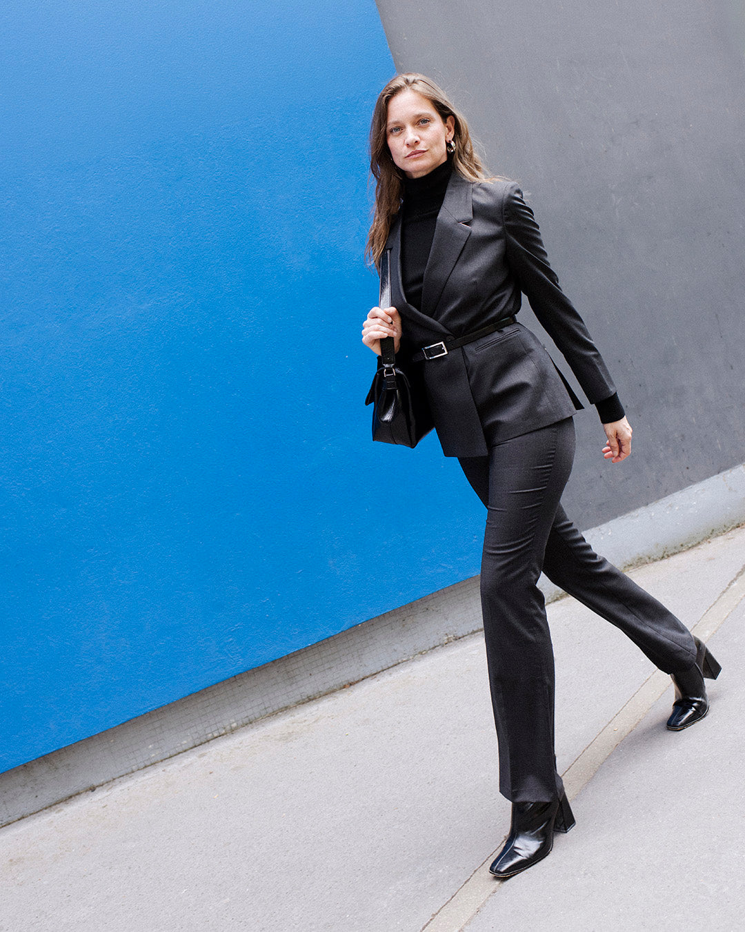 tailleur-femme-gris-veste-ceinturee-pantalon-flare-tenue-elegante-10