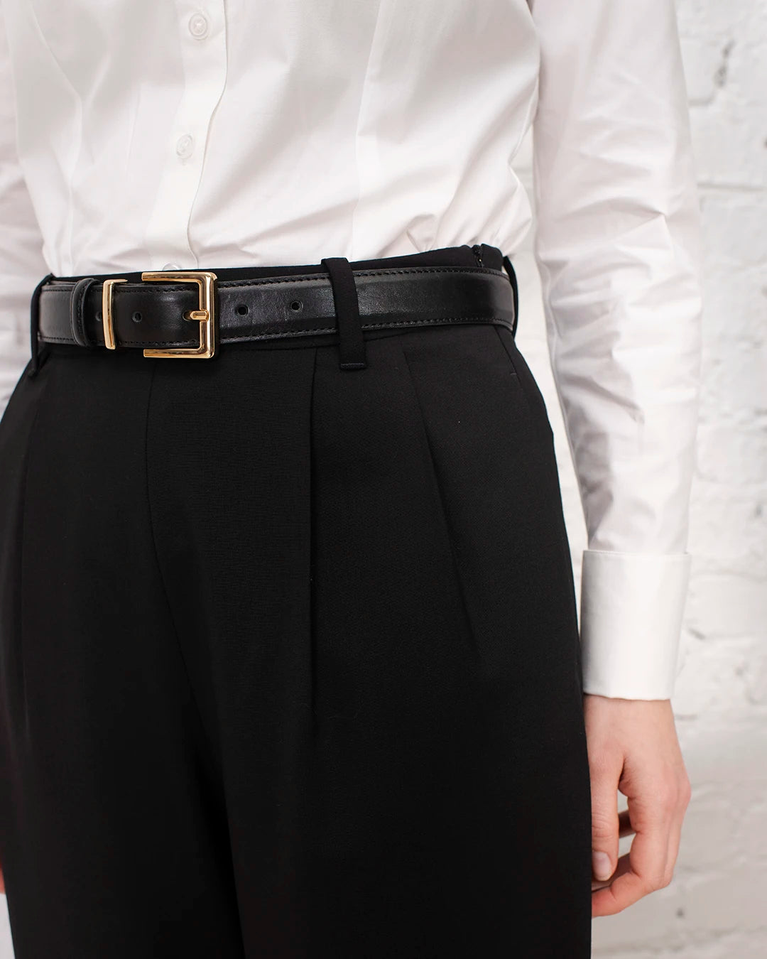 Look séminaire femme avec pantalon noir élégant et chemise blanche cintrée