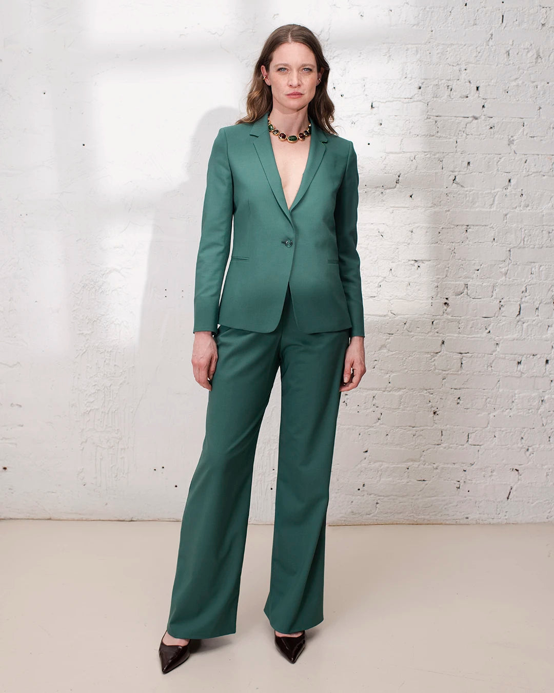tailleur pour femme vert : mettre de la couleur dans ses tenues
