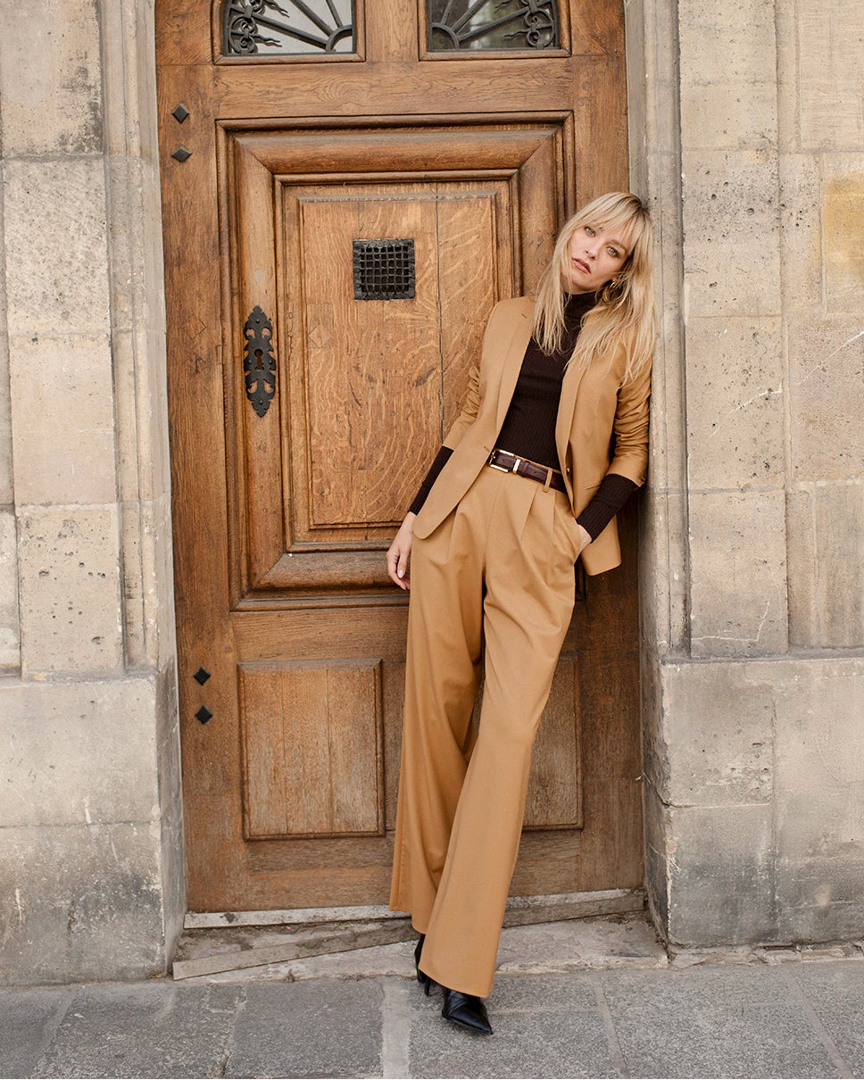 tenue-chic-femme-tailleur-camel-pantalon-large-veste-cintree-