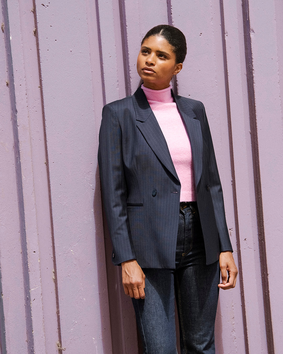 look-femme-chic-veste-croisee-bleu-marine-rayures-tennis-jean-flare-brut